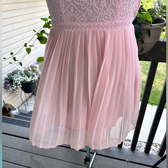 Baby pink chiffon and lace Hollister dress - Picture 10 of 10